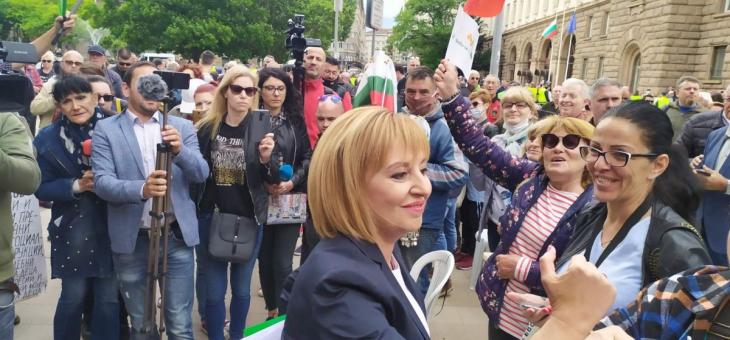 Мая Манолова обяви на протеста, че ще се яви на избори